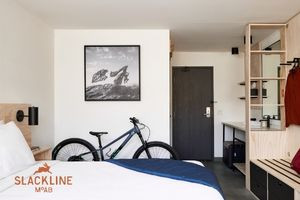 Slackline Moab, Outset Collection by Hilton